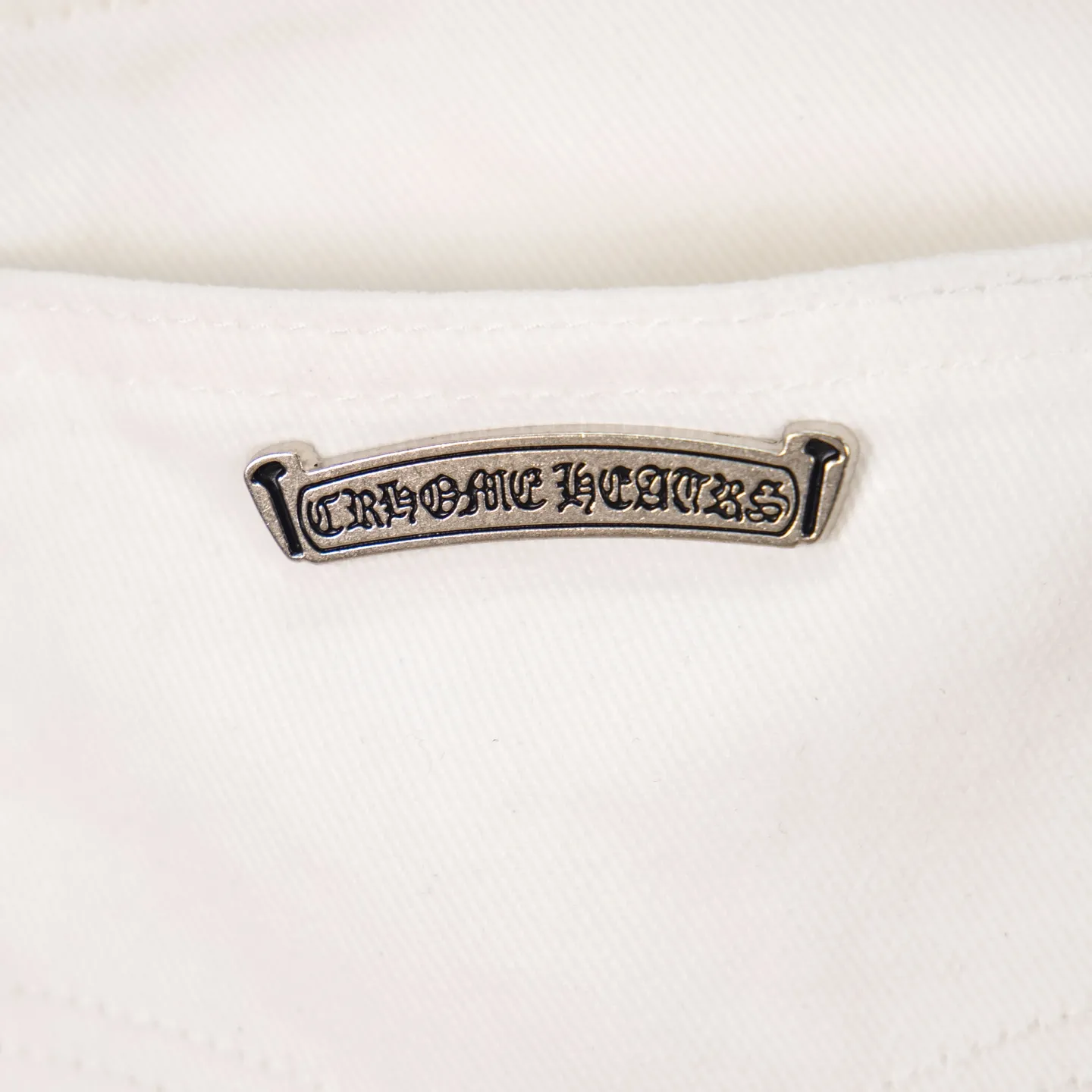 P260 Chrome Hearts 25SS white pants with three-color leopard print blue leather jeans. Chrome Hearts' pants with the most popular colors are made of beaded canvas fabric. Heavy washing makes the upper body of the fabric more textured and the pants are tall and straight! The three-dimensional cutting of the whole trousers is a masterpiece! The hardware is customized by zp. The beaded canvas fabric is thick and soft after being washed. It has good breathability. Customized small leather label. Unique design. The details are simple and elegant, and the workmanship is exquisite. The whole trousers are neatly routed and the details are in place! It’s so cool that both men and women can easily control the genderless trend! Style number: 1771# Color: White Size: 28 30 32 34 36